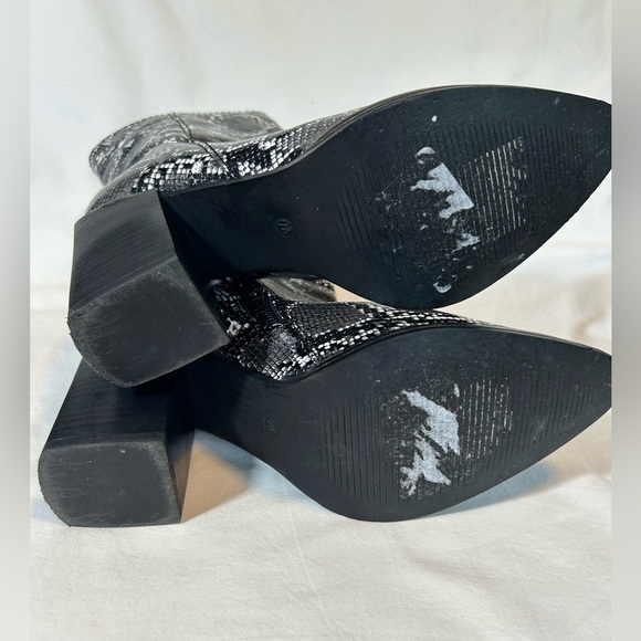 Diba True Boots Faux Snake Skin Chunky 3.5in Heel Black White Point Toe Size 7.5 - Picture 10 of 15